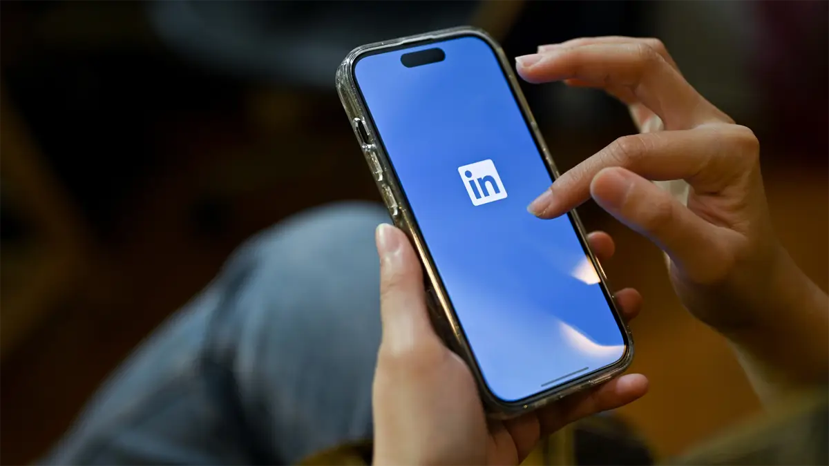 γυναίκα ανοίγει την εταιρική σελίδα LinkedIn