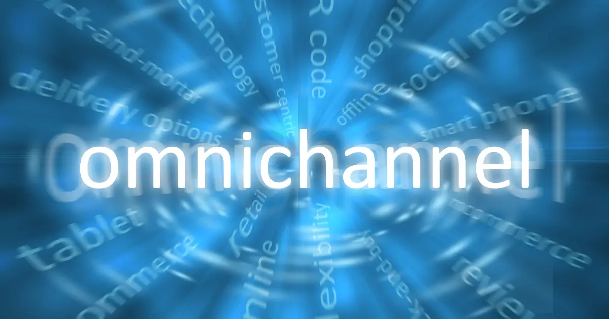 Έννοια omnichannel marketing που δείχνει ενοποιημένη εμπειρία πελάτη σε online, mobile, social media και φυσικά καταστήματα