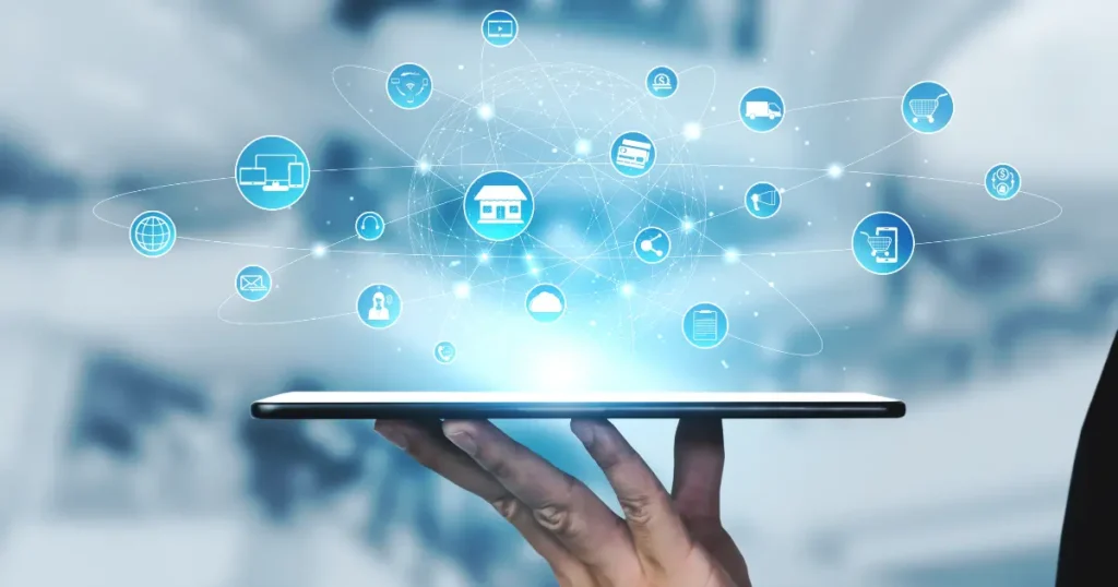 Omnichannel δίκτυο λιανικής σε tablet με διασυνδεδεμένα κανάλια πωλήσεων, e-commerce και φυσικό κατάστημα